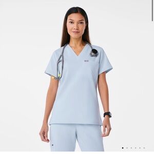 NEW WITH TAGS!! FIGS OPEN SKIES SCRUB SET WITH 3-POCKET SCRUB TOP AND JOGGERS